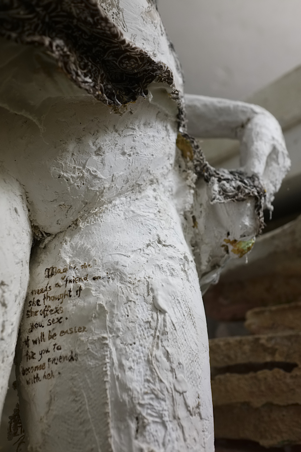 Katerina Komm: sculpture, PRÁCE: Buď jen přítel