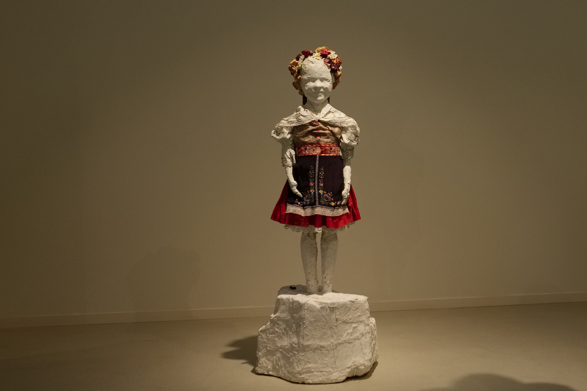 Katerina Komm: sculpture, PRÁCE: Kroj