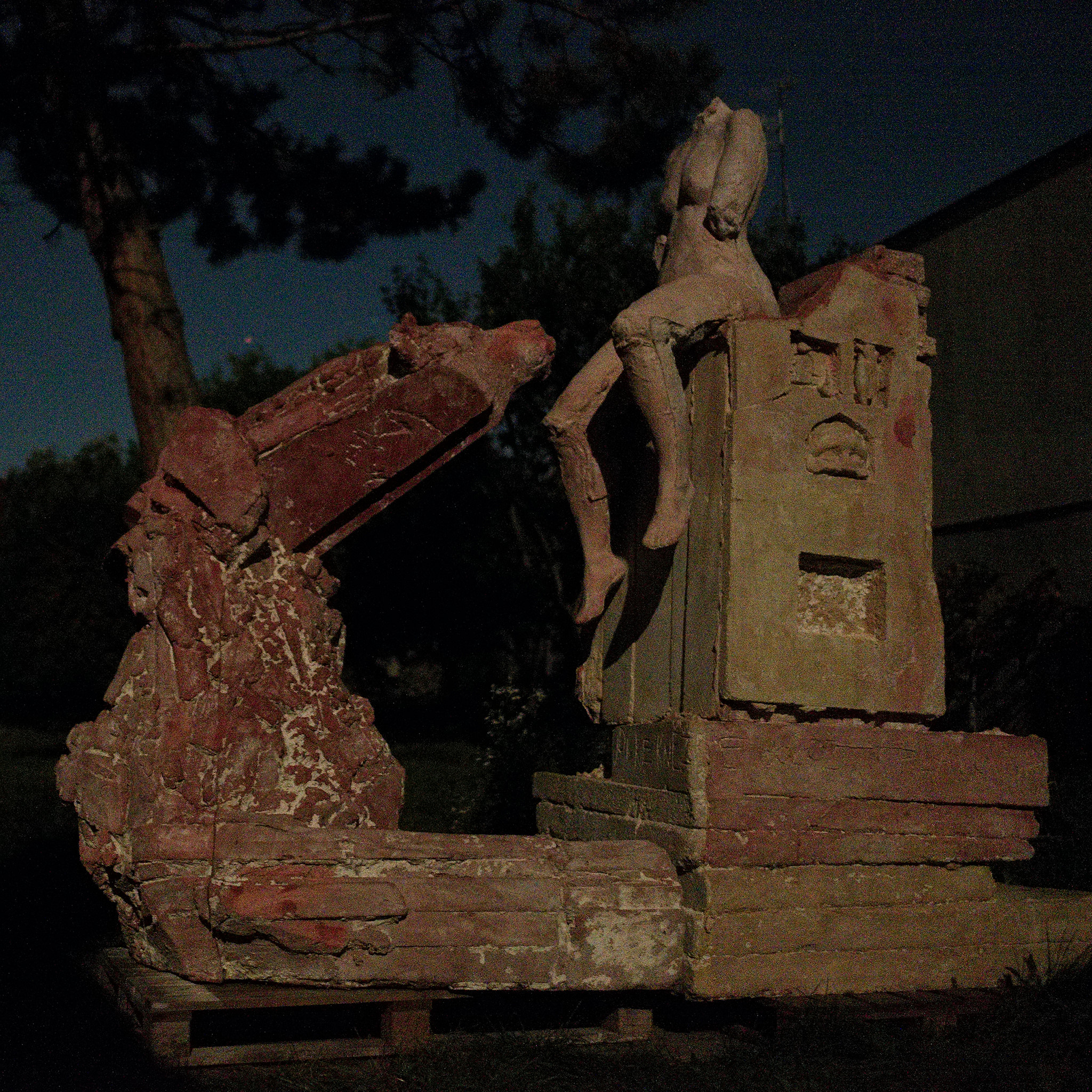 Katerina Komm: sculpture, PRÁCE: Polož jí hlavu do klína